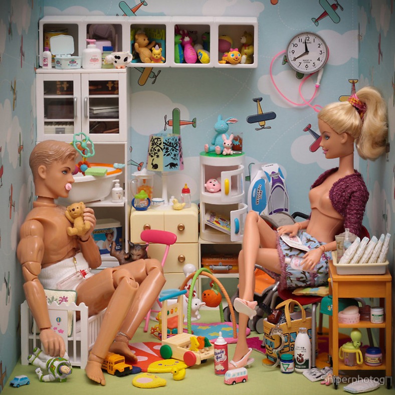 Блондинка занимается сексом в детской комнате